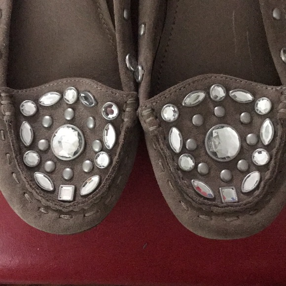 B. MAKOWSKY SUEDE FLATS - Picture 3 of 7